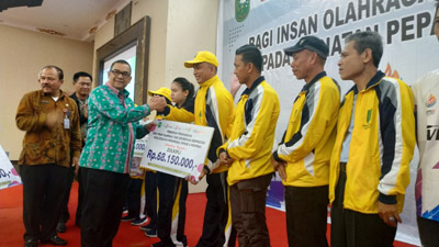 Diserahkan Wagubri, 55 Atlet Popnas Berprestasi Terima Penghargaan dari Pemprov Riau